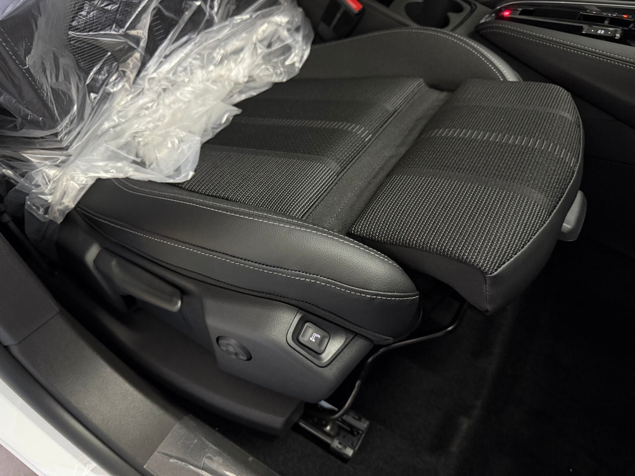 Opel Grandland X - W0VZ45GY8R6009050