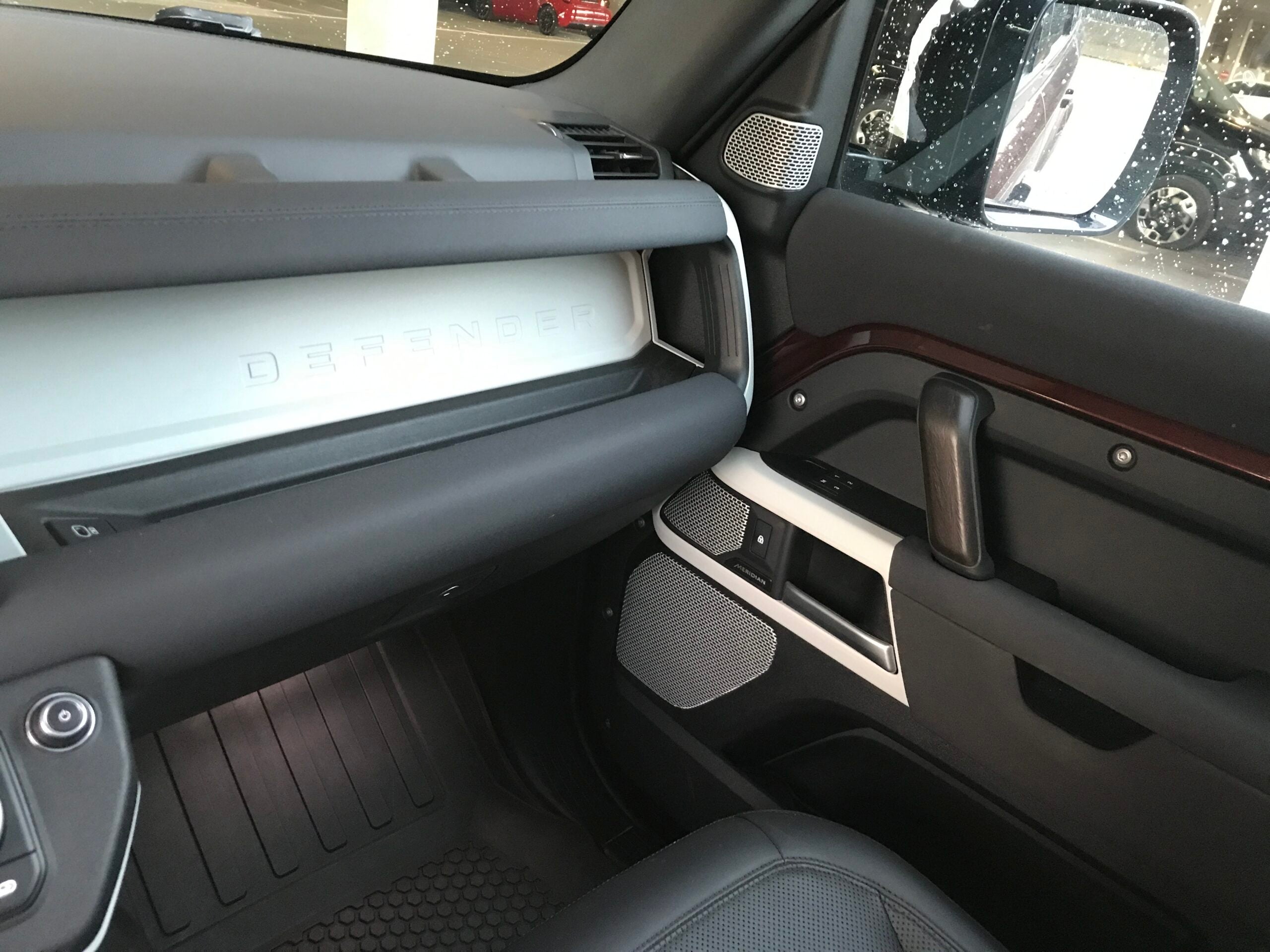 Land Rover Defender LWB P400 SE AWD