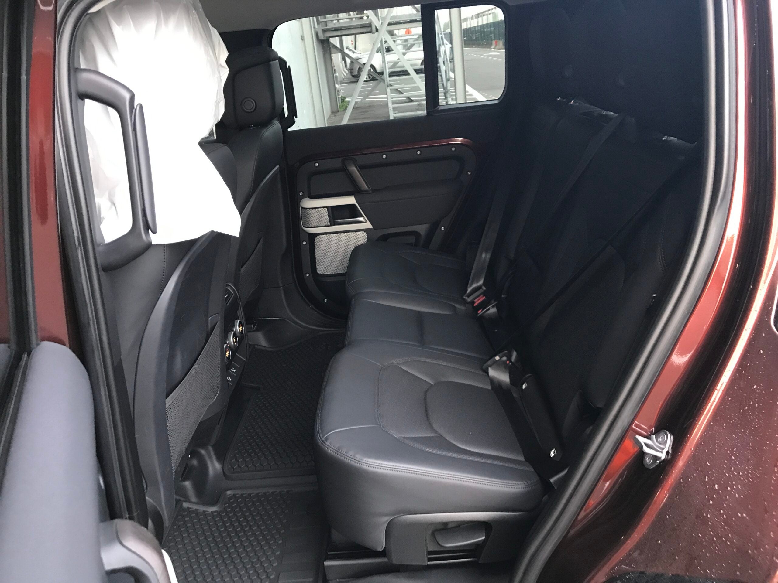 Land Rover Defender LWB P400 SE AWD