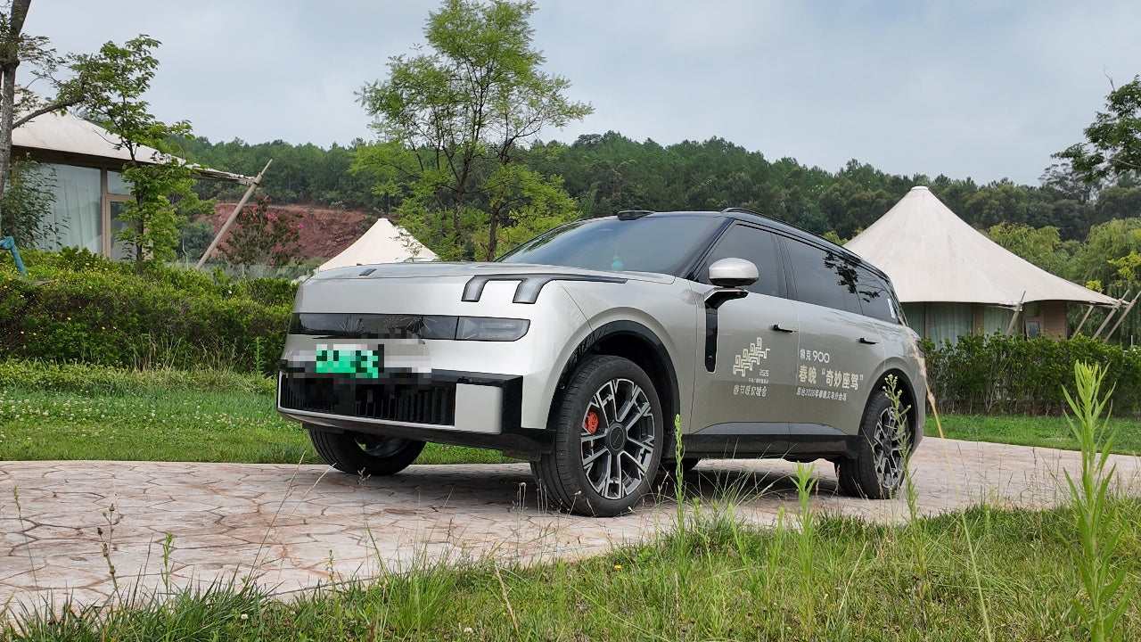Lynk & Co 900