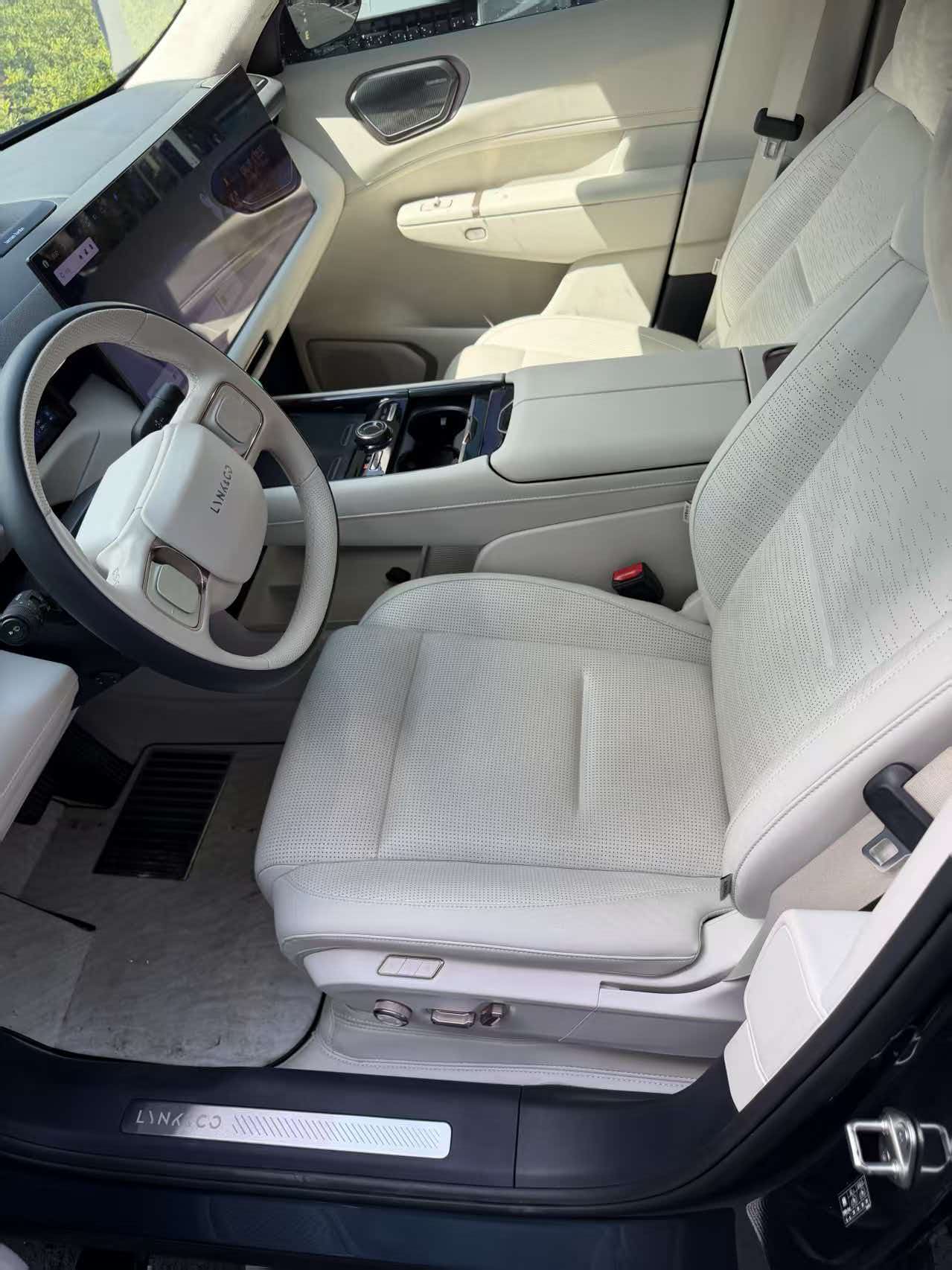 Lynk & Co 900